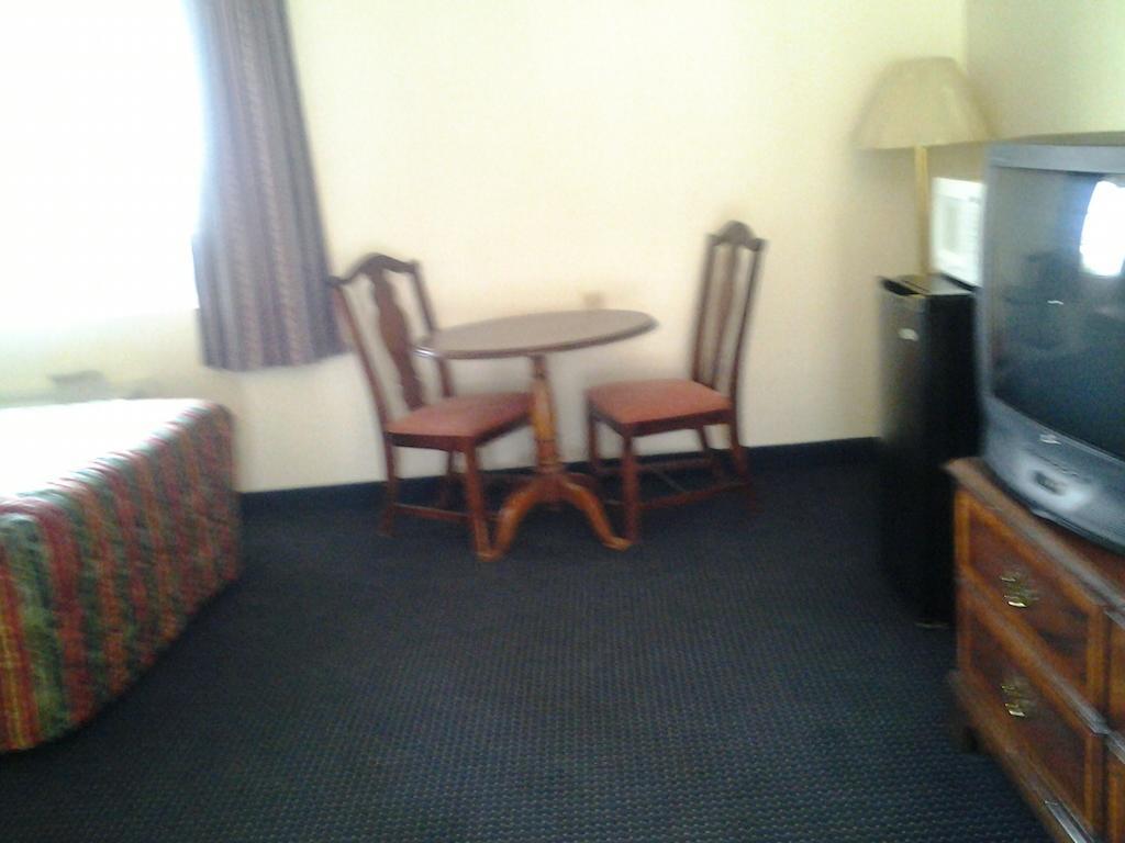 Budget Inn Tulare Habitación foto